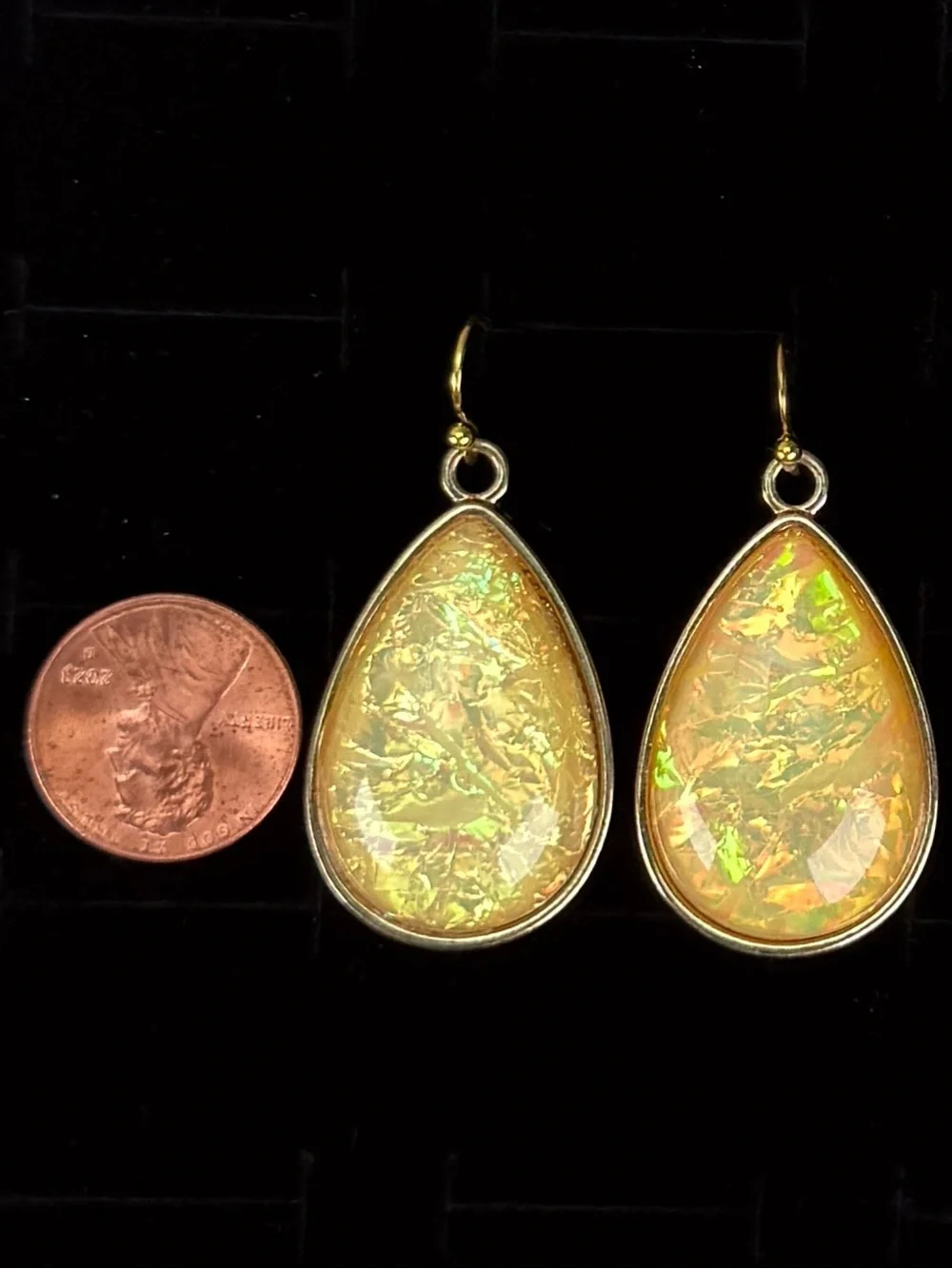Beautiful goldtone interesting center pierced dangle earrings